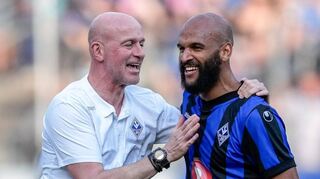 Jubel nach dem Abpfiff: SVW-Trainer Marco Antwerpen (l.) freut sich mit Stürmer Terrence Boyd über den Klassenerhalt.