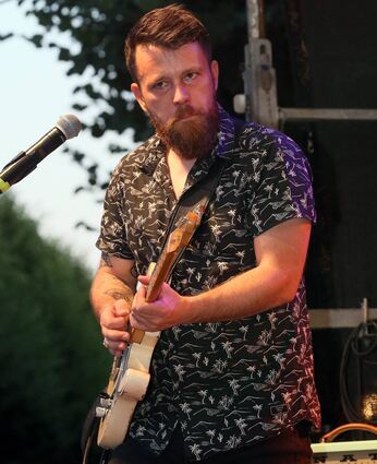 Stefan Kahne in Aktion – hier bei einem Auftritt bei „Sommer im Schloss“ 2021 mit Sydney Youngblood im Schlossgarten Schwetzingen.