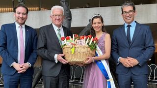 Bei der Übergabe des „weißen Goldes“ aus Schwetzingen in Stuttgart: Andreas Sturm (v. l.), Ministerpräsident Winfried Kretschmann, Spargelkönigin Emilia I. und Dr. Andre Baumann.