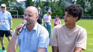 Bürgermeister Pascal Seidel und Olympiasiegerin Malaika Mihambo plaudern vor der Siegerehrung im Interview noch über sportliche Fragen.