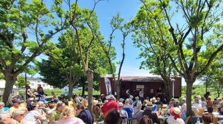 Was für eine traumhafte Kulisse für einen gemütlichen musikalischen Frühschoppen: Der Alte Bahnhof lockt bei bestem Wetter mit schattigen Plätzen und viel Grün, dazu gibt es tolle Musik und beste Verköstigung.