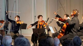 Spielfreude pur: das Belcea Quartett mit Cellist Jean-Guihen Queyras sowie Tabea Zimmermann (M.).