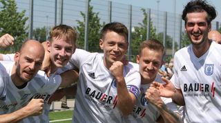 Die Brühler Spieler Dominik Böckli (v. l.), Marcel Scherb, Markus Mitsch, Tim Hoffmann und Gengizhan Vaduz freuen sich über den Klassenerhalt.
