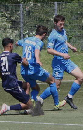 Die zweite Ketscher Mannschaft muss sich gegen Enosis Mannheim mit 0:11 geschlagen geben: Der Gästestürmer Mansoor Abdo (l.) beginnt mit dem Torreigen und die Ketscher können nur zuschauen wie hier Vincent Calvan (Nummer 16) und Fabrizio Huber (r.).