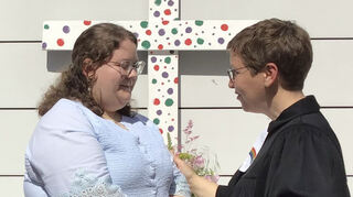 Hannah Mautner nimmt beste Wünsche für ihr Amt von Pfarrerin Katharina Treptow-Garben entgegen.