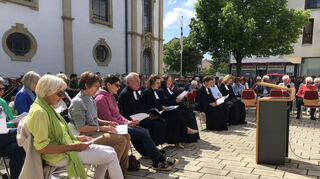 Auf dem Platz zwischen der evangelischen Kirche und dem Gemeindezentrum wird der zentrale Gottesdienst gefeiert.