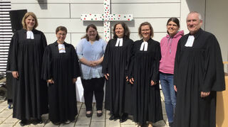 Anne Mautner (v. l.), Pfarrerin Katharina Treptow-Garben, Diakonin Hannah Mautner, Pfarrerin Eva Weisser, Lehrvikarin Johanna Falkenhahn, Pfarrerin Eva Leonhardt und Pfarrer Michael Dahlinger.