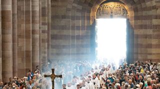 Pfingstsonntag – der Einzug in den Dom ist immer ein beeindruckendes Bild für die Besucher.