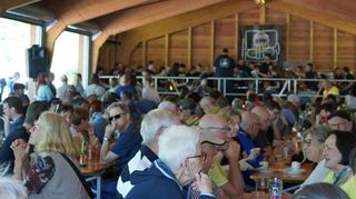 Volles Haus im Alten Fahrerlager: Wenn die Stadtkapelle zum Waldfest einlädt, sind dank Verpflegung und Unterhaltung schnell alle Bänke belegt.