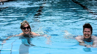 Eva Hofbauer (l.) und Nadine Seppich gehören zu den ersten Badegästen, die am Montag im Brühler Freibad ihre Bahnen ziehen.