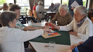Die Seniorinnen beschäftigen sich nur zu gerne mit den in Handarbeit angefertigten Spielen der Jugendlichen. Und auch für diese hat das Projekt einen positiven Effekt.