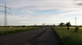 An dieser Stelle zwischen Plankstadt und Eppelheim verläuft eine von sieben verbliebenen Trassenvarianten der Bahnstrecke Mannheim-Karlsruhe. Die Landwirtschaft sieht sich durch sie in ihrer Existenz bedroht.