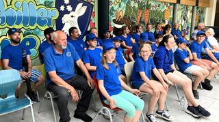 Kinder und Jugendliche sowie Vorstandsmitglieder des AMC in ihren blauen T-Shirts verfolgen die Diskussion und die Beschluss-fassung des Gemeinderats über die künftige Nutzung des umgestalteten Festplatz für Kart-Slaloms.