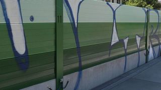 Eine bislang unbekannte Täterschaft verunstaltete die neue Bahnhaltestelle "Schwetzingen-Nord" mit zahlreichen Farbschmierereien.