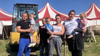 Ein Teil der Zirkusfamilie empfängt diese Zeitung: Francesco und Hannelore Bügler (v. l.), Jasmin Frank und Veronika Bügler lassen ihrem Unmut freien Lauf.