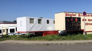 Neben Zelt und Tieren hat die Familie auch Wohnwägen dabei.