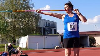 Für das Speerwerfen holt sich Elke Herzig Techniktipps von einem Trainer in Hassloch. Mit Erfolg: Der Speer landet bei 18,95 Metern.