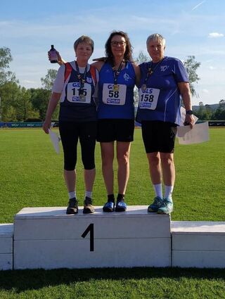 Auf dem Treppchen (v. l.): Sabine Meyer, Elke Herzig und Barbara Schlosser.