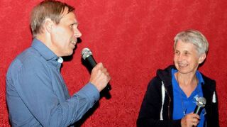 Joachim Rumold, Noch-Rektor der Neurottschule, ordnet die Geschichte aus dem Film „Radical – Eine Klasse für sich“ ein und zieht auf Fragen von Doris Steinbeißer vom Kirchenkino-Team Parallelen zum Alltag in Deutschland.