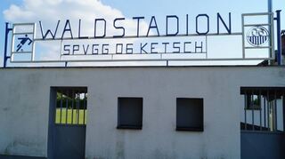 Im Ketscher Waldstadion der Spvgg 06 wird im Juni beim 40. Ortsturnier um die Fußballkrone der Gemeinde gespielt.