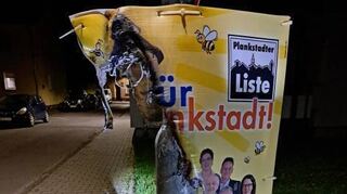 Das Plakat, das die Plankstadter Liste vor den Wahlen im Oberen Gartenpfad aufgehängt hat, ist teilweise verbrannt worden.