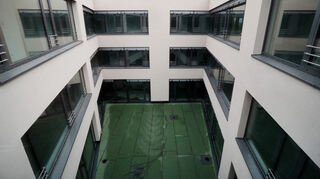 Blick ins Atrium: Der Blickfang, der zusätzliches Tageslicht in alle Etagen bringt, wird noch bepflanzt, doch erst nach der Hitze des Sommers.