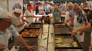 Hochbetrieb im Küchenzelt beim Waldfest 2023. Für den beliebten Burger hat der Verein diesmal extra für eine etwas größere Menge gesorgt.
