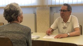 Dr. Wolfgang Kraus (rechts) bespricht mit einer Teilnehmerin ihr Ergebnis. Außerdem bekommt sie jede Menge Unterlagen mit nach Hause.