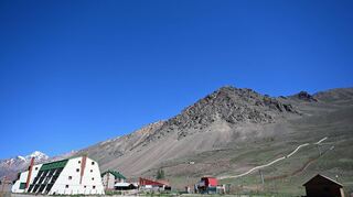 Das verlassene Skidorf „Los Penitentes“ in den Hochanden zwischen Argentinien und Chile ohne Touristen.