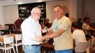 Vorsitzender Wolfgang Eichhorn (l.) begrüßt Joe Herrmann als Vertreter des neuen IG-Mitgliedes Ahrschipper.