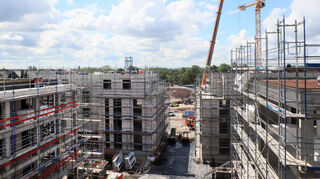 Das Baufeld B der „Grünen Mitte“ mit Blick von Haus E in Richtung Ketsch – 2026 sollen hier die ersten Käufer einziehen können.