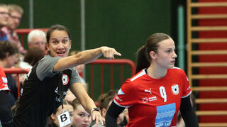 Trainerin Franziska Steil (l.) – hier mit Gianina Bianco – benötigt mit den Bären noch einen Punkt, um den Relegationsplatz zu sichern.