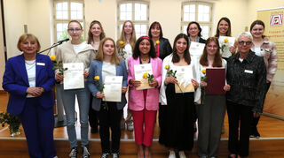 Erika Ott (l.) und Petra Presser (2. v. r.) zeichnen Amelie Strieker (v. l.) , Lena Bantscheff, Alina Thebes, Lilli Wacker, Dalanda Fernandes dos Santos, Eva Mannschott (für Lara Peterhänsel), Csilla Mesteri, Anja Neumann (für Sophia Neumann), Dana Emmerich, Andrea Schwane (für Maxima Blumenstein), und Marie Knoth aus.