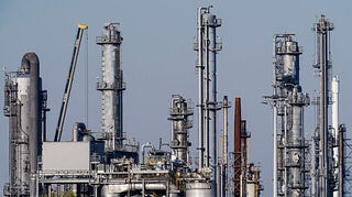 Industrieanlagen stehen auf dem Werksgelände des Chemiekonzerns BASF. Der russische Angriff auf die Ukraine hatte den IHK-Konjunkturklimaindex auf einen historischen Tiefstand absacken lassen. Inzwischen hat sich die Lagebeurteilung in den rheinland-pfälzischen Unternehmen wieder etwas entspannt. (zu dpa «Wieder bessere Stimmung in der Wirtschaft») +++ dpa-Bildfunk +++