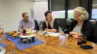 Reger Austausch bei der Partnerschaftsbeiratssitzung. Die Belebung der Jumelage mit Trélazé ist auf einem guten Weg, darum kümmern sich auch Günther Klefenz (v. l.), Salvatore Scalia, Karin Straßburger und Margit Eisenbarth.