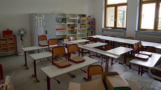Blick in eines der neuen Klassenzimmer im Mitteltrakt, in dem noch Restarbeiten laufen. Doch schon bald kann hier wieder Unterricht abgehalten werden.