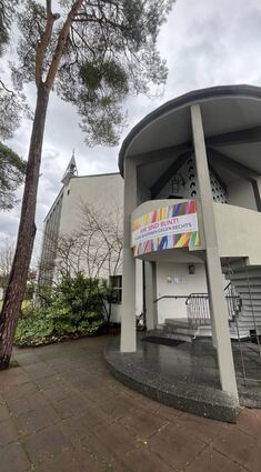 „Wir sind bunt“: Die evangelische Kirche bekennt Farbe gegen Rechtsextreme. Hier ist das Schild an der Kirche in Dudenhofen zu sehen.