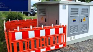 Die neue Umspannstation „Am Bahnhof 2“ ist fertig – der Bodenbereich davor wird noch eingeebnet.
