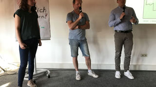 Diskutieren die Fragen der Bürger zur kommunalen Wärmeplanung: Katrin Rauland von MVV Regioplan (v. l.), Oftersheims Klimaschutzmanager Martin Hirning und Moritz Heuchel von den Stadtwerken Schwetzingen.