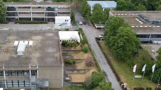 In die Jahre gekommenes Schulzentrum: Der Theodor-Heuss-Realschule (rechts) und dem Fachklassengebäude (vorn), das sie sich mit der Hartmann-Baumann-Schule teilte, ist ihr Alter (58 Jahre) anzusehen auf dieser Aufnahme von 2020.