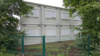 Zusätzliche Räume für die wachsende Schule: Diese Container werden im kommenden Jahr durch neue an anderer Stelle ersetzt – ihre Genehmigung läuft aus.