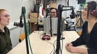 Moderne Technik im Schulcontainer: Julia Kimmel (v. l.), Marcus Neumann und Céline Fontaine sprechen im „HeussLab“ einen Podcast ein.
