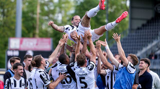 Die Mannschaft des SV Sandhausen lässt ihren Kapitän noch einmal hochleben: Mach's gut und danke Dennis Diekmeier!