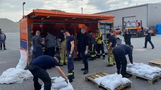 Die Feuerwehr Speyer unterstützt mit ihren Abrollbehältern Boote und Sandsack Saarbrücken und Wörth. Hier werden Sandsäcke gerichtet.