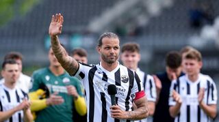 Zum Abschluss richtet die Identifikationsfigur emotionale Worte an den eigenen Anhang. Ein echter Typ verlässt die Fußballbühne.