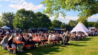 Nach dem Regen lässt es sich im Sonnenschein beim Streetfood-Festival im Gartenschaupark gut rund um die Welt genießen.