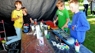 Vince (v. l.), Valentin, Rafael und Paul bemalen bei „skate-aid“, das humanitäre Kinder- und Jugendprojekte weltweit fördert, gebrauchte Skateboards mit eigenen Motiven.