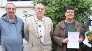 Günter Tellermann (v. l.), Herrmann Dolezal und Rudi Hoffmann (r.) mit den zu Ehrenden Sylvia Mocker und Heidi Ulrich.