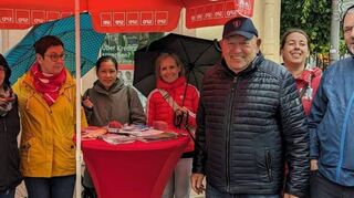 Trotzten dem Regen beim SPD-Infostand in der Carl-Theodor-Straße: Sabine Rebmann (v. l.), Patricia Hempel, Anna Abraham, Daniela Deseyve-Nohl, Hans-Peter Müller, Isabel Kullen und Guido Loesche.