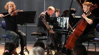Gestalten einen schönen Konzertabend im Franz-Danzi-Saal der Musikschule: Olga Becker-Tkacz (Violine), Dr. Joachim Vette (Klavier, daneben Linus Rox) und Mirjam Rox (Violoncello).